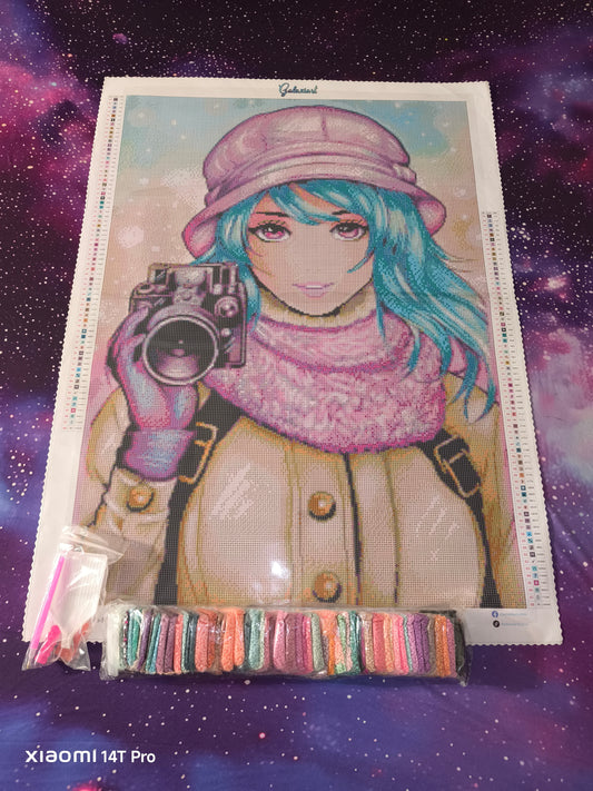 🪐 Tika et l’Appareil Mystérieux – Diamond Painting Premium | Galaxiart